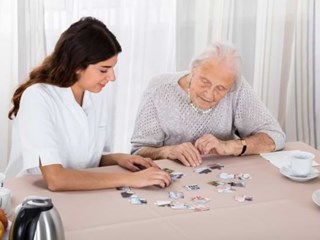 pflegekraft-puzzle-seniorin