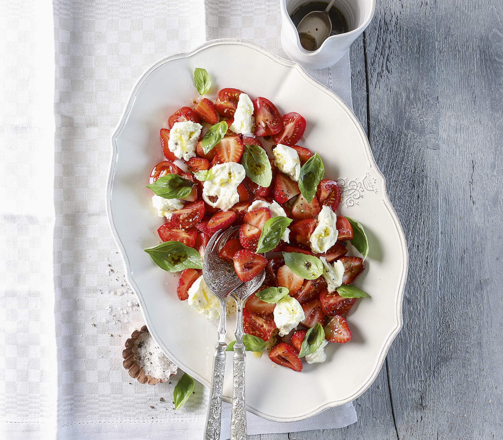 Erdbeer-Tomaten-Salat mit Büffel-Mozzarella - Annemarie Wildeisen&amp;#39;s KOCHEN
