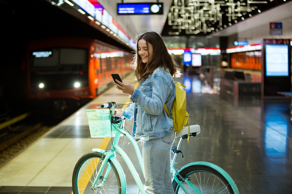 Tyttö metroasemalla - Flickan på metrostationen