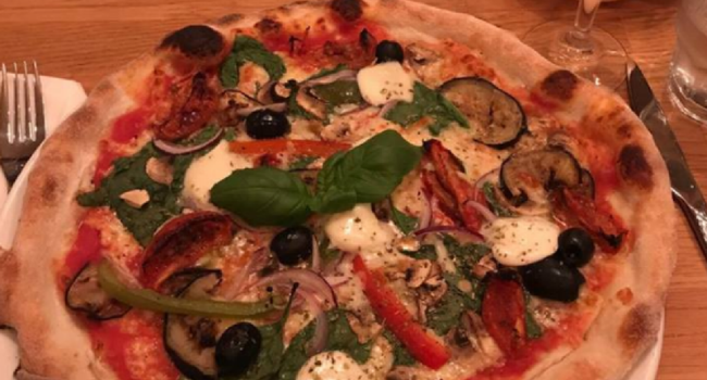pizza-and-calzone-from-amores-nottingham