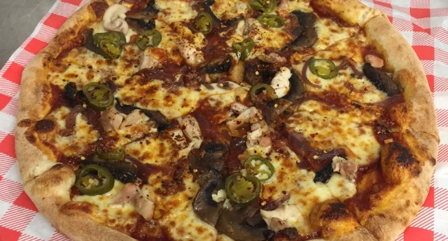 hot-and-firey-chicken-pizza-from-oscar-and-rosies
