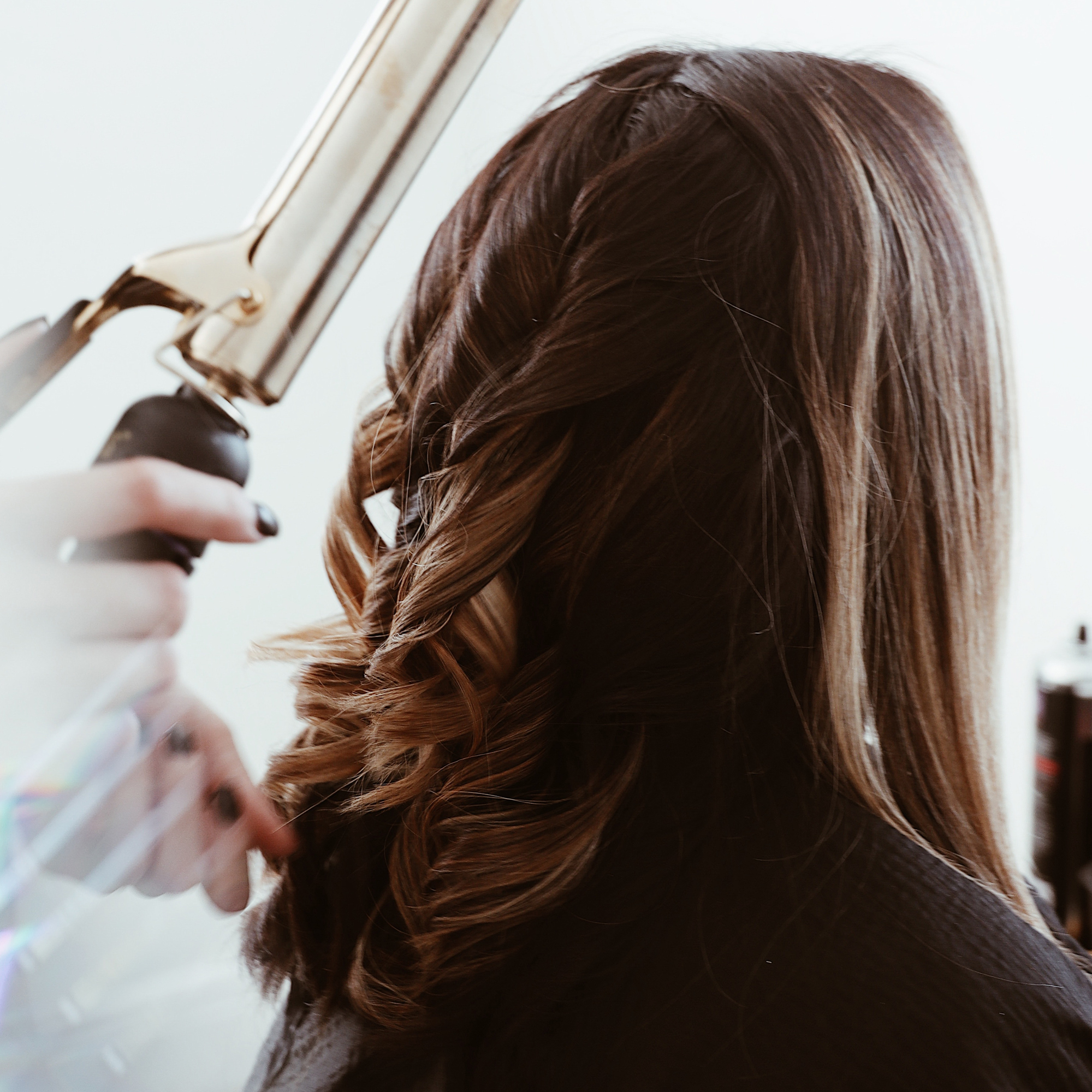 10-Mother-of-the-Bride-Hairstyle-Ideas-for-the-Big-Day-Unsplash