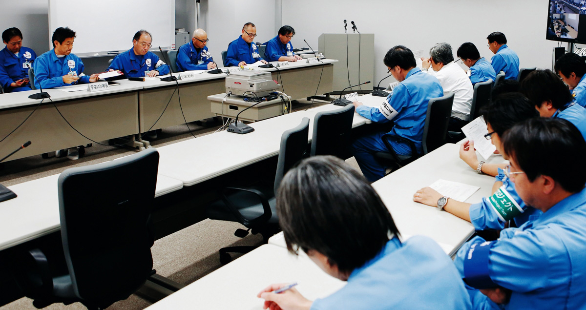 At 4:04 p.m., after a one-hour delay, a full data review is conducted in a tense atmosphere, and by 4:10 a consensus forms to proceed with scheduled launch preparations. Final judgment of Go/No Go is in the hands of launch chief executive Koki Nimura, who will continue assessing up-to-the-minute reports for another 80-minutes before making a decision.