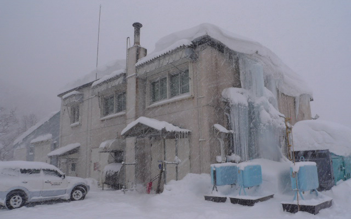 冬の田代試験場。場内の施設は全て雪に覆われます。