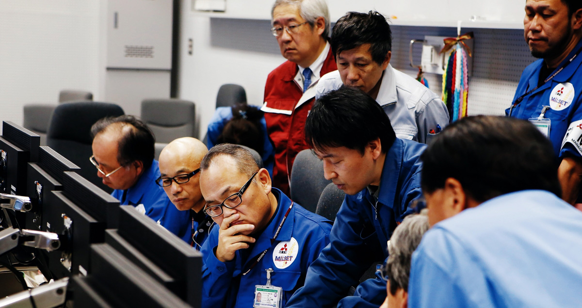 At 8:53 a.m. operations are still behind, and Nimura assesses reports of the on-site situation to evaluate Go/No Go options. Ultimately he sees no reason to discontinue launch operations.