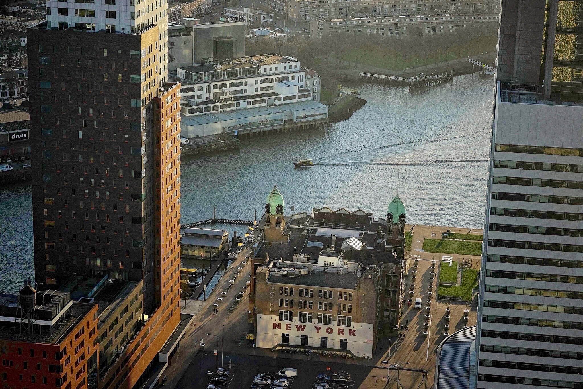 FOTO ALGEMEEN - Uitzicht vanaf De Rotterdam op watertaxi
