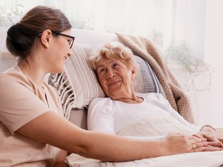 pflegebett-seniorin-mit-pflegerin