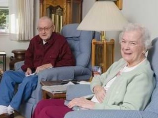 pflegeeinrichtungen-senioren-ehepaar-sessel.jpg?mode=crop