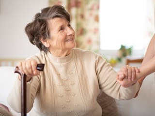 verhinderungspflege-hilft-seniorin