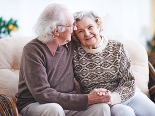 hilfsmittel-zu-hause-senioren-ehepaar