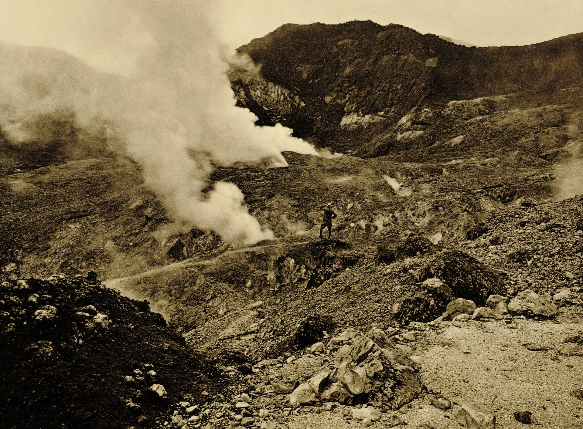 KITLV - 75176 - Kurkdjian, Fotograaf George P. Lewis, aldaar werkzaam - Sourabaya, Java - Volcano Gunung Papandayan, West Java - circa 1920.tif