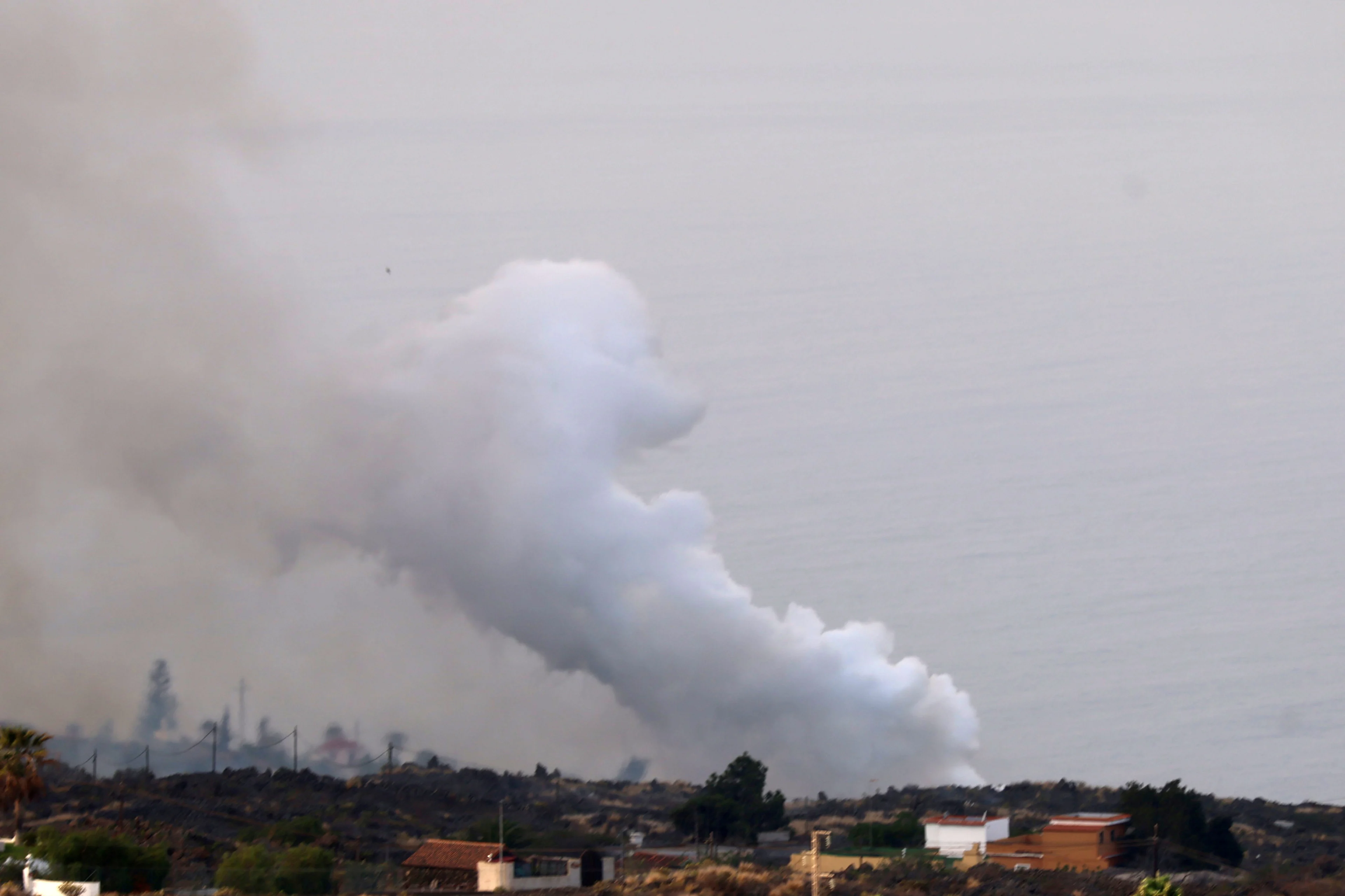 REUTERS: Smoke rises following the eruption of a volcano on the Island of La Palma, in Los Llanos de Aridane, Spain September 21, 2021. REUTERS/Nacho Doce