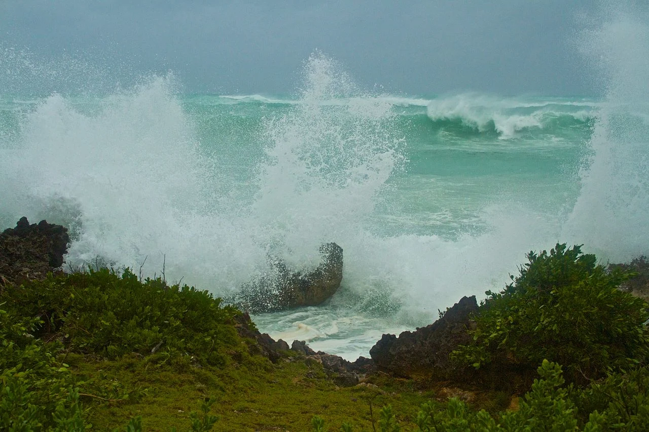 1280px-Large waves in Bermuda from Hurricane Igor