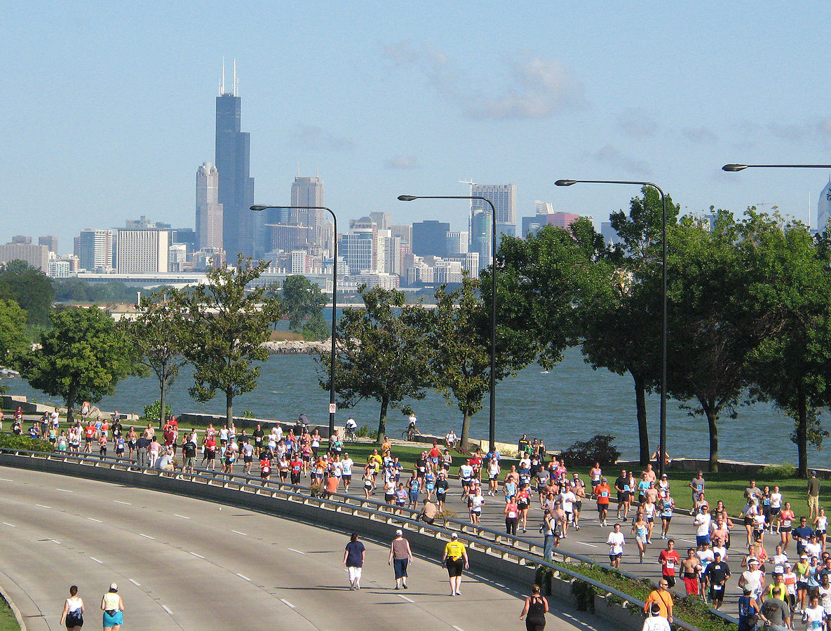 1185px-20070909 Chicago Half Marathon edit
