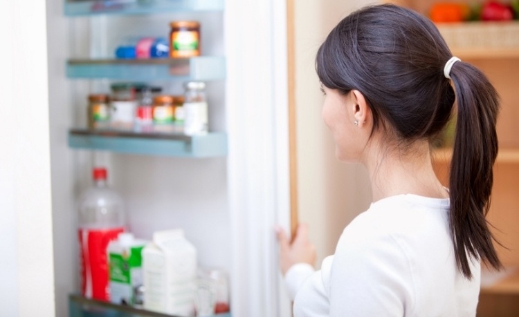 kvinde kigger ind i køleskab
