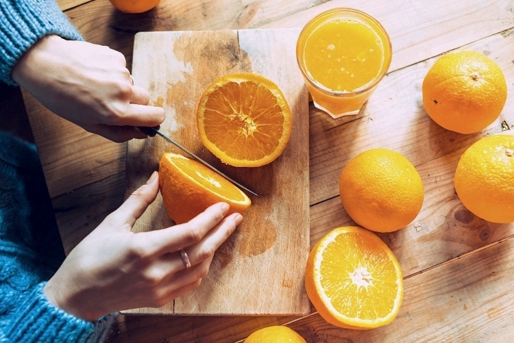 Appelsin, ren appelsinjuice og sitrusfrukter er naturlig rike på C-vitaminer