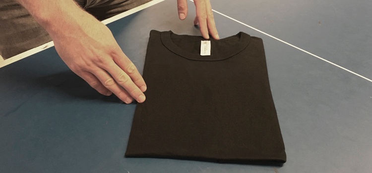 Slik folder du t-skjortene dine på den smarteste måten