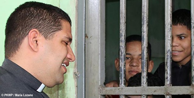 Ksiądz Gregorio ze swoimi podopiecznymi w więzieniu w Wenezueli