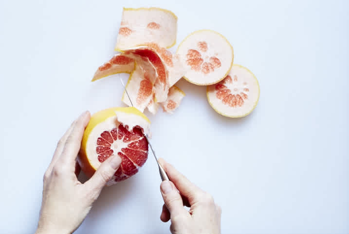 peeling citrus