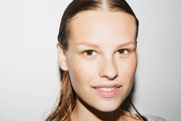 thakoon-spring-summer-2015-backstage-beauty-11-582x388