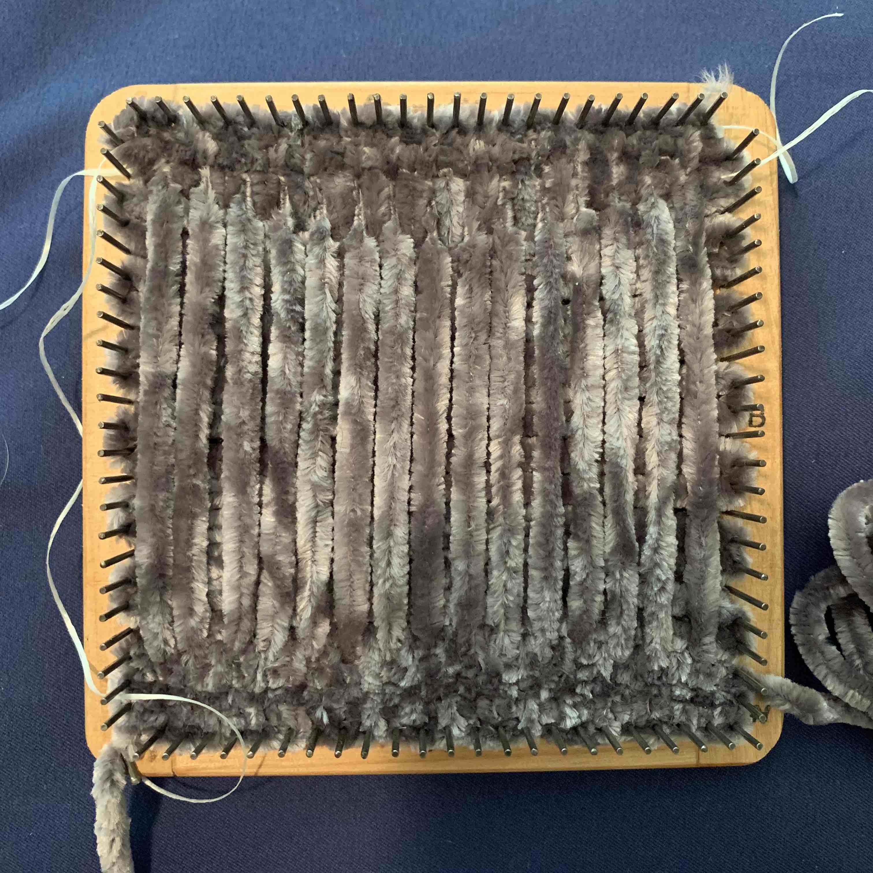 Weaving dental floss in pin loom