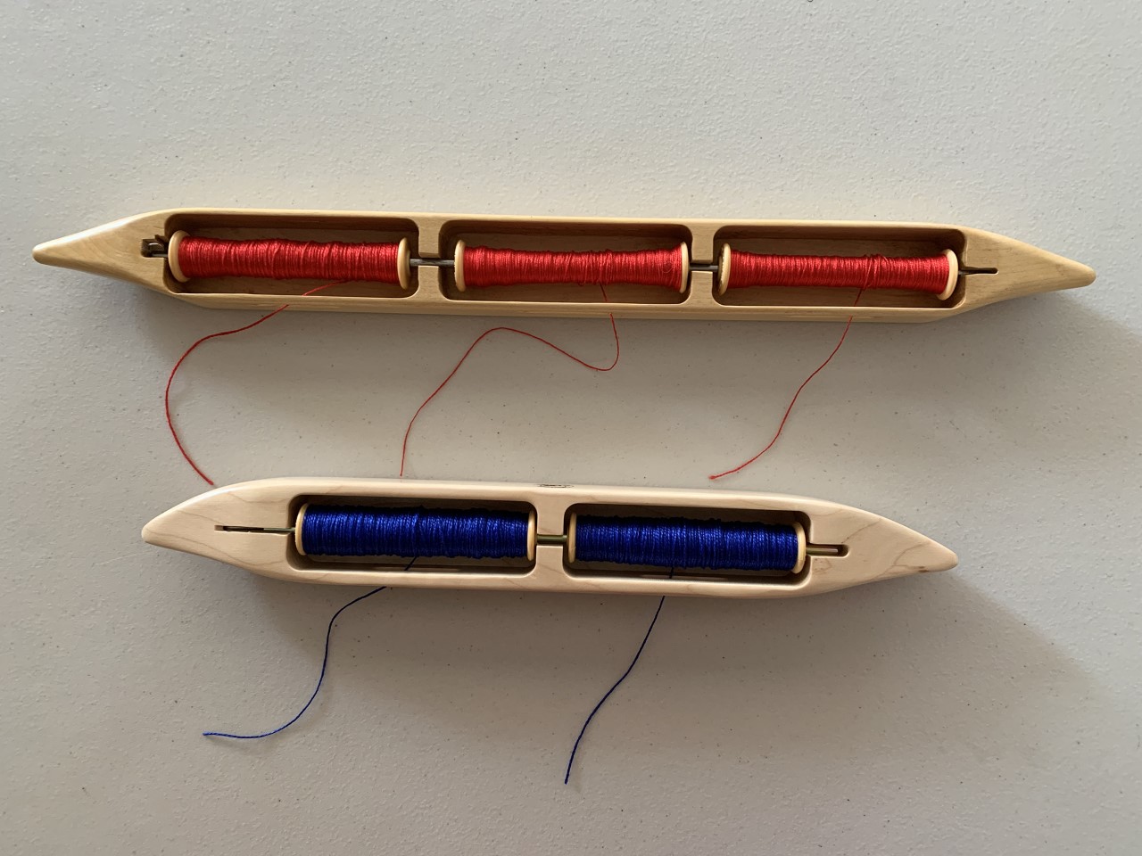 Shuttle with triple bobbin and shuttle with double bobbin