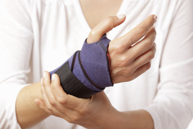 Wrist splint for carpel tunnel syndrome which can cause numbness on one side of body