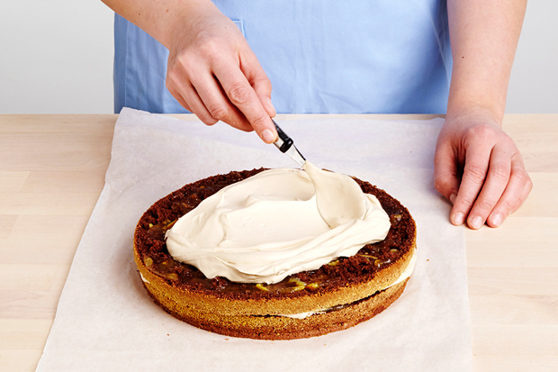 Kostuta kakkupohjan toinenkin kerros mehulla ja levitä sille puolet marmeladista ja kreemistä.