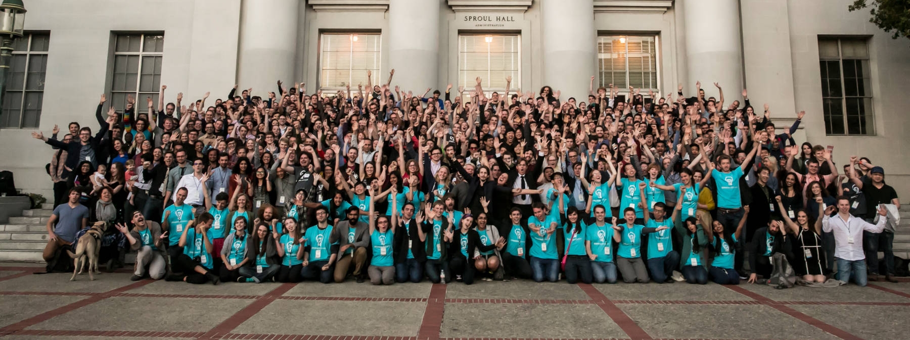 EA Global 2016 Group Photo Arms Up