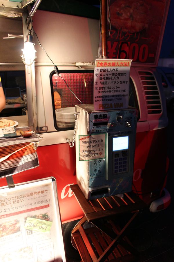 Impressive old Japanese innovations: a vending machine to handle the payment of pizza at Slush Asia. The pizza baker did not have to hassle with payments at all.​
