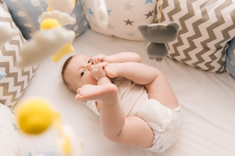 Jangan Salah Bayi Memasukkan Jempol Kaki Ke Mu.width-800