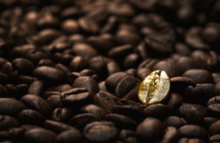 En guldböna bland kaffebönor