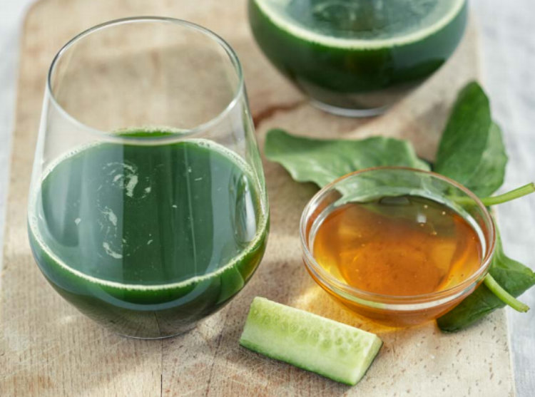 grön juice med spenat och gurka