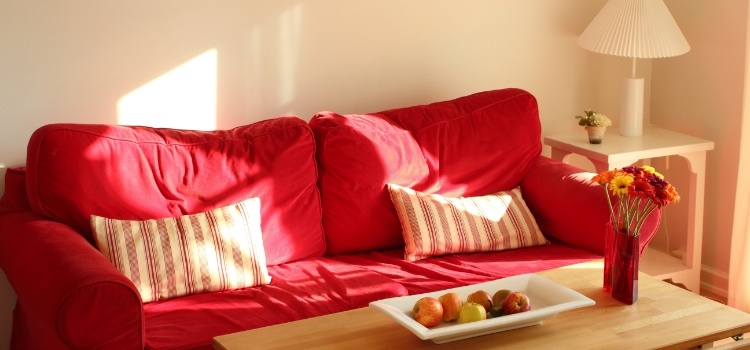 Röd soffa med soffbord