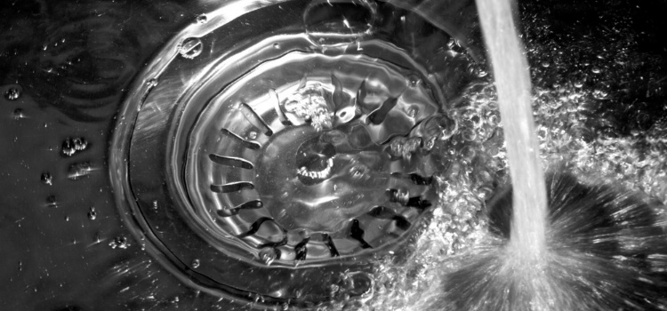 rinnande vatten i diskhon / vasken
