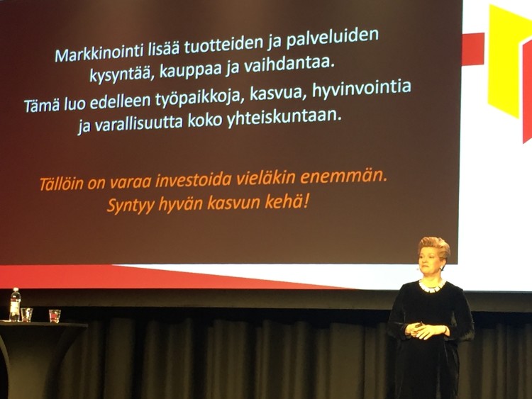 Anne Korkiakoski puhumassa Hospitality Forum 2017 -tapahtumassa