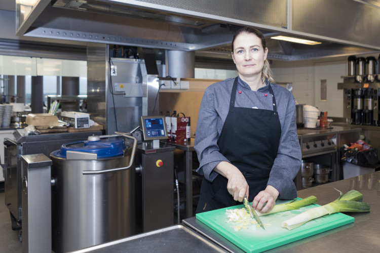  Keittiöpäällikkö Nina Siekkinen pilkkoo kasviksia Luhta Tower Cafen keittiössä