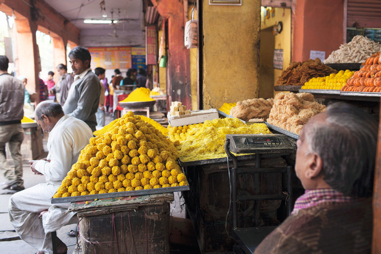 Maustekauppias Pohjois-Intian Jaipurissa markkinoilla